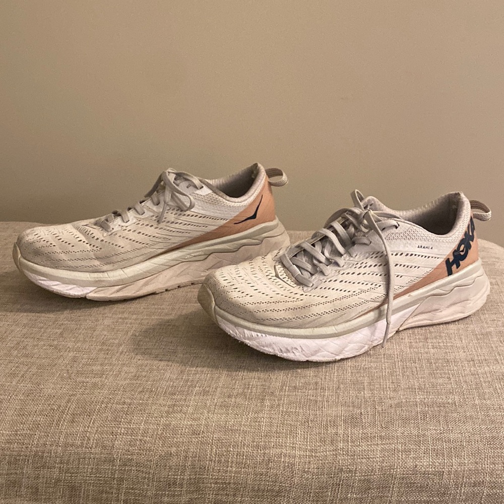 Hokas.